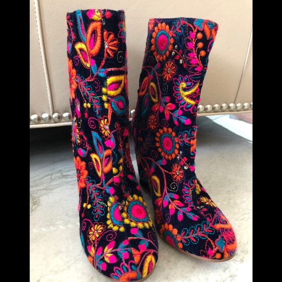 Shoes - 🌺FABULOUS EMBROIDERED  BLACK VELVET BOOTS